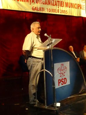 Delirul, de Nicolae Bacalbașa. Așa a apărut îmbărcat Bacalbașa, de parcă ar fi coborît să ducă gunoiul. Delirul, de Nicolae Bacalbașa. Așa a apărut îmbărcat Bacalbașa, de parcă ar fi coborît să ducă gunoiul.