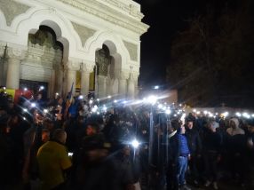 La Catedrală, în loc de lumînări, protestatarii au aprins lanterna telefonului mobil pentru a ține un moment de reculegere La Catedrală, în loc de lumînări, protestatarii au aprins lanterna telefonului mobil pentru a ține un moment de reculegere