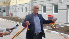 Primarul Stan s-a folosit de o panglică electorală la inaugurare, pe care, însă, nu a tăiat-o, ci a înnodat-o nervos Primarul Stan s-a folosit de o panglică electorală la inaugurare, pe care, însă, nu a tăiat-o, ci a înnodat-o nervos