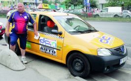 Uniforma taximetristului pe timp de vară: tricou cu burtă, trening și lanț la gît