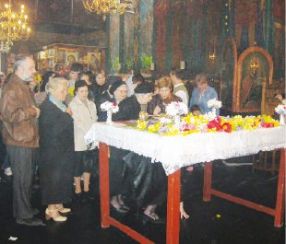 Credincioșii ortodocși își petrec Vinerea Mare în genunchi, precum sclavii