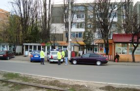 Polițiști locali din Galați încercînd să își justifice leafa aia de 2 lei
