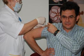 Doruleț Resmeriță încercînd vaccinul care oferă o imunitate naturală la hands-free