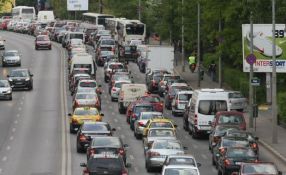 Românii își petrec jumătate din concediu în mașină, stînd bară la bară