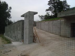 Intrarea în vilă este marcată de ditamai stîlpul din beton