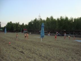 Fotbal pe pămînt, căci la Plaja Brateș nu există nisip