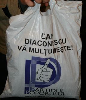 Sacoșa plină cu vorbe goale, simbolul partidului lui Dan Diaconescu la Galați