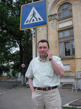 Directorul Electrica, Iulian Aramă, spunînd bancuri proaste la telefon