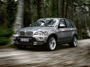 Un BMW X5 de culoare gri, cum și-a procurat fostul director al ziarului Viața liberă, Radu Macovei