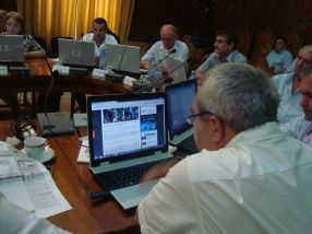 Emil Țuicu vîslind din greu pe internet, în timpul ședinței CJ Galați