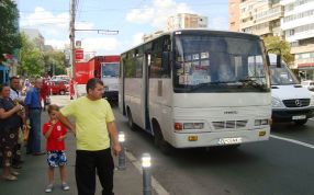 Șoferul autobuzului 34 (în tricou galben) aștepta sosirea Poliției ca să dea declarații