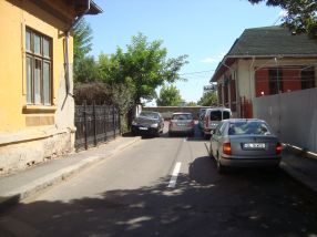 Pe str. Nicolae Gamulea abia dacă încăpea o mașină, din cauza țăranilor care și-au parcat mașinile aiurea
