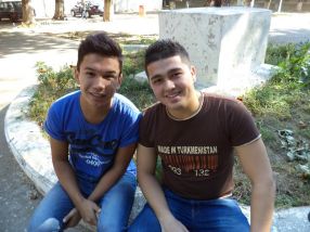 Doi dintre studenții turkmeni: Aymyrat si Atajan