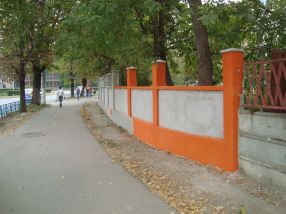 Inițial, gardul a început să fie vopsit în portocaliu. Dar lucrările au fost stopate imediat.