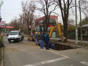 O nouă avarie pe strada Aurel Vlaicu. Muncitorii Apă Canal sînt la datorie, cu mîinile în buzunare