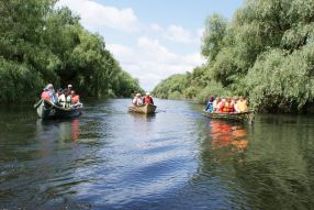 Turiști din Delta Dunării sperînd că vor apuca ziua cînd județul Tulcea va deveni stațiune montană