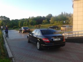 Mașinile de serviciu cu care au venit consilierii prezidențiali Lăzăroiu și Diaconescu