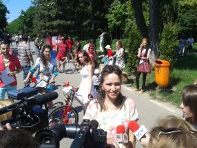 Corina Dumitriu, una dintre organizatoarele promenadei biciclistelor, se dăduse cu o tonă de fond de ten