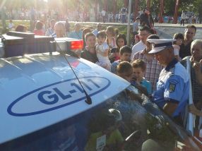 Polițiștii de la Rutieră i-au lăsat pe copii să se urce în mașinile lor de serviciu