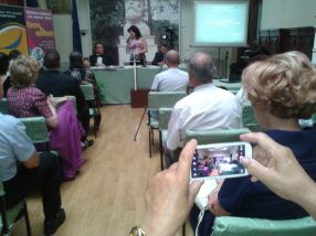 Madam Letiția Buruiană (în picioare, la prezidiu), filmată cu iPhonu' de un mason de bibliotecă