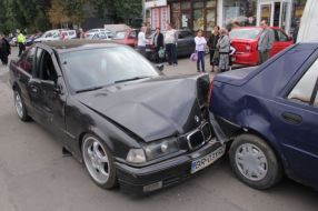 Un BMW s-a făcut zob după ce a intrat în curul unei Dacia Solenza