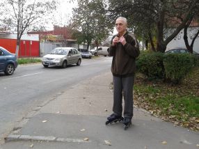 Pensionarul nea Ion, din Galați, se dă cu rolele la 71 de ani