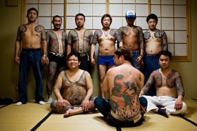 Oameni de afaceri serioși din Japonia, în costumele tradiționale Yakuza