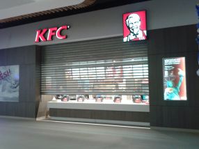 KFC are un stand cît un chioșc de ziare