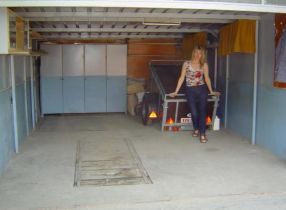 Un garaj cam cît o sufragerie, care însă este dotat și cu beci