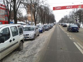 Pe b-dul Coșbuc, în apropiere de Hotel Sofin, șoferii își lăsau astăzi mașinile pe banda întîi, căci nu era nici măcar un loc gol de parcare