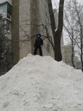 Munții de zăpadă tolerați de primarul Marius Stan, bucuria copiilor