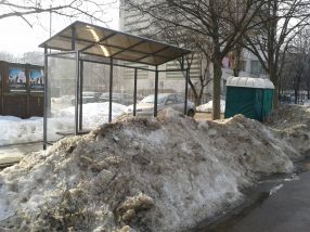 O stație de autobuz din Galați perfect izolată de munții de zăpadă