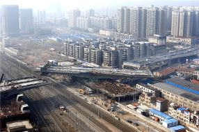 Pentru a nu deranja traficul feroviar, cei din Wuhan au realizat un pasaj rutier mobil