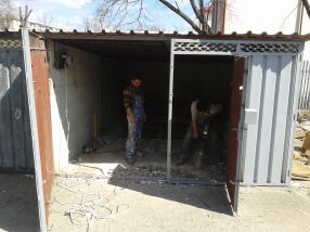 Muncitorii tocmiți de proprietarii de garaje demolau tot astăzi, la prînz, cu pick hammerul
