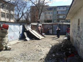 Oamenii au început să își demoleze pe banii lor garajele din Mazepa 1