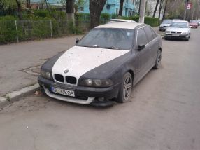 Rabla BMW a făcut groapă în asfalt de cînd nu a mai fost mișcată
