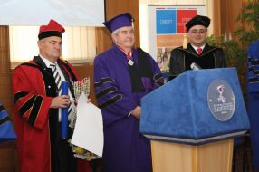 Kopi  Kycyku, Doctor Honoris Causa, alături de seniorul Benone Pușcă și rectorul Universității Danubius, Andy Pușcă