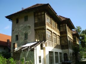 Vila de la Călimănești-Căciulată, lăsată să devină o ruină