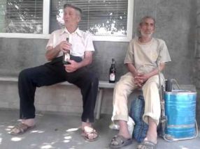Doi cetățeni pe care scumpirea apei potabile îi lasă reci