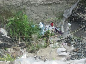 Deșeuri aruncate în groapă de gunoaiele de gălățeni