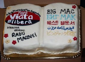 Tortul cumpărat de ziariștii cotidianului Viața liberă pentru directorul general Radu Macovei