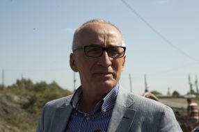 Primarul Marius Stan și-a tras de ceva vreme față de intelectual, cu ochelari cu rame groase și negre