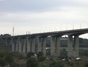 Culmea tehnologiei:viaductului îi tremură picioarele cînd, prin zonă, trec specialiștii municipalității
