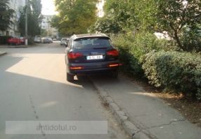 Tancul Audi Q7, pe vremea cînd viceprimarul MR Cristea îl parca pe trotuar