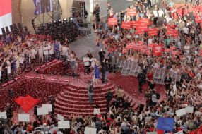 Sute de țărani din PSD Galați au văzut pentru prima dată în viața lor cum arată pe dinăuntru Arena Națională