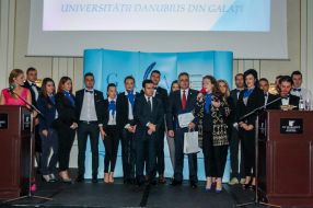 Echipa Universității Danubius a urcat pe scenă pentru a-și ridica premiul