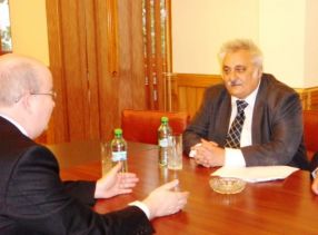 Nicolae Bacalbașa a vorbit în englezision cu ambasadorul Paul Brummel (cu spatele și cu chelie)
