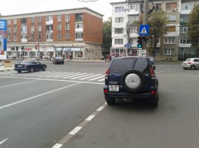 Constantin Răgălie și-a urcat mașina cu totul pe trotuar