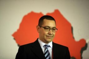 Victor Ponta îl excită doctrinar pe senatorul Saghian