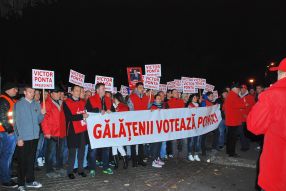 Turma pesedistă, ținută regulamentar în staul de activistul cu portavoce, Florin Pâslaru